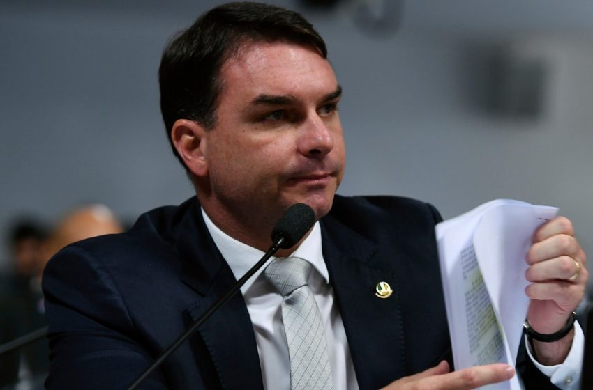  MP-RJ suspende denúncia contra Flávio Bolsonaro e Queiroz após vazamento do Globo