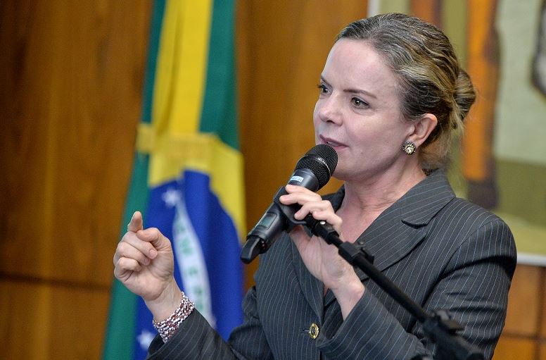  Análise de pedidos de impeachment é compromisso de Baleia, diz Gleisi