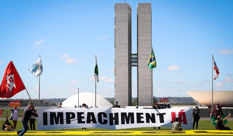  Gleisi: maioria pelo impeachment de Bolsonaro será construída com pressão social