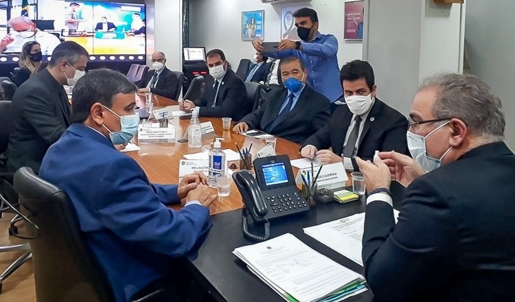  Enquanto Bolsonaro agride, governadores trabalham por vacina e clima