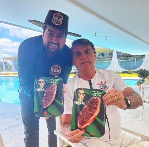  Bolsonaro faz churrasco com picanha que custa R$1.799 o quilo