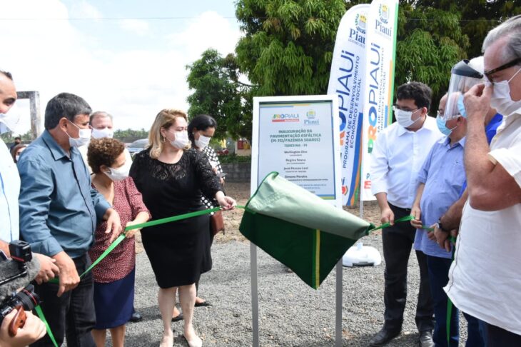  Wellington Dias entrega estrada na localidade Fazenda Soares, zona rural de Teresina