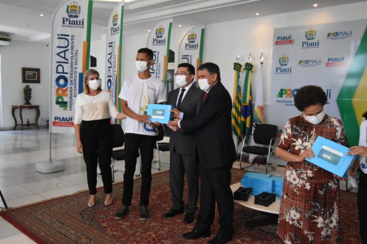  Governo entrega 10 mil tablets para estudantes e lança projeto Aluno Monitor