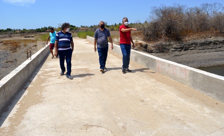  Deputado Paulo Martins inspeciona obras de ponte sobre o rio Longá