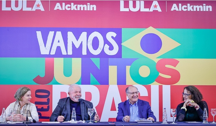  Em coletiva, Gleisi defende alianças para lutar pela democracia no Brasil