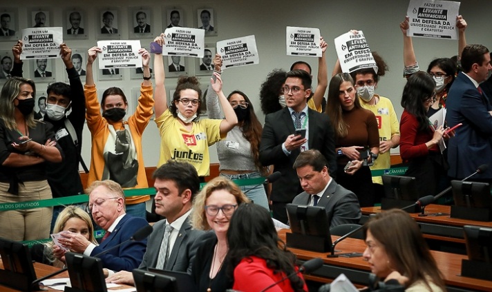  PT e Oposição barram votação de cobrança em universidades públicas