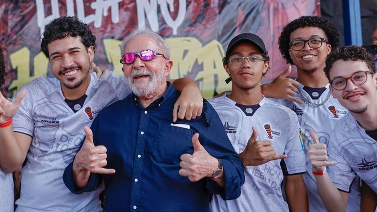  Entre os jovens, Lula tem 51% dos votos, mais que o dobro do adversário