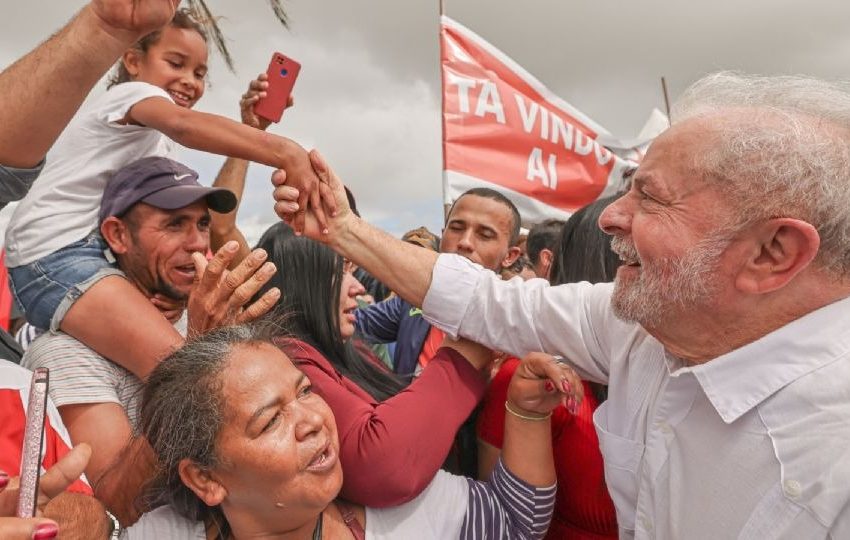  Lula lidera com 38% entre eleitores que moram em favelas, diz pesquisa