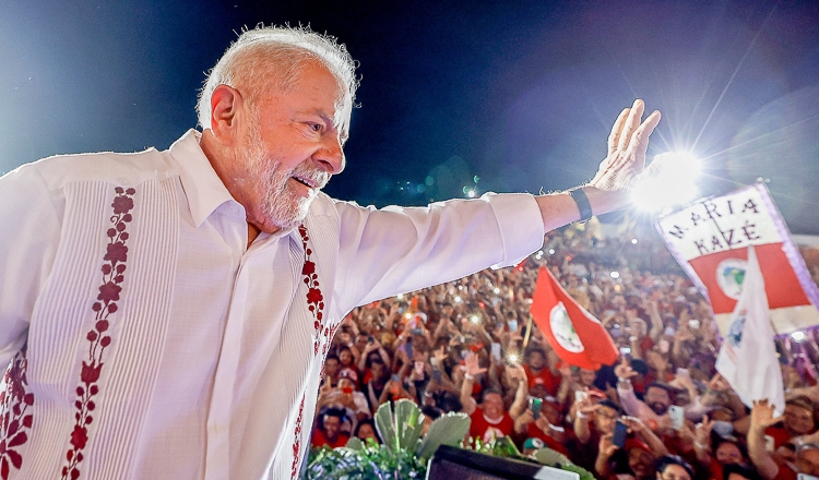  Lula assina manifesto em defesa da democracia no Brasil