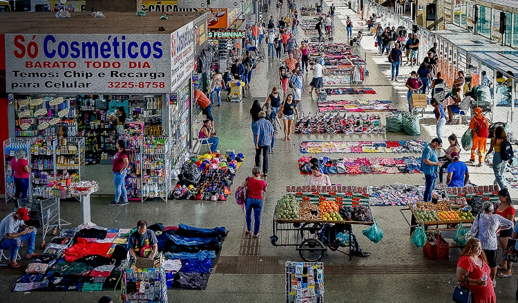  Quase metade dos brasileiros precisa fazer bico para completar renda