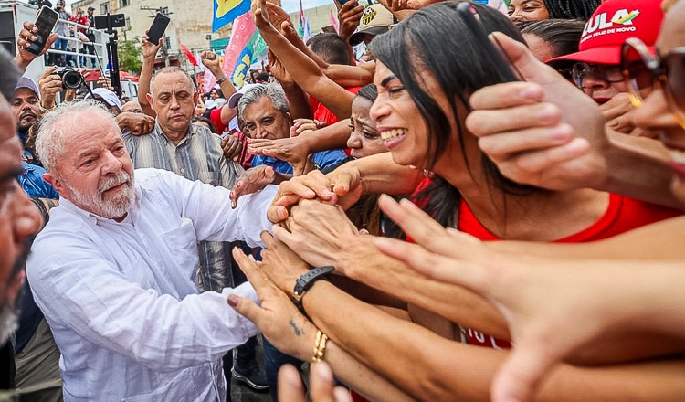  Lideranças políticas exaltam vitória da democracia