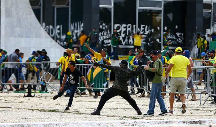  A democracia venceu a batalha, mas precisa vencer a guerra