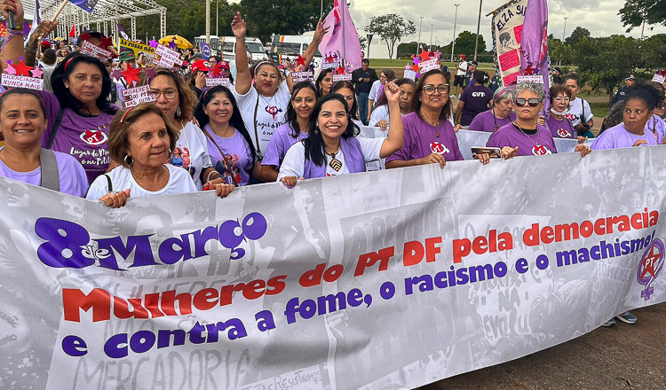  8M: Mulheres tomam ruas e praças para marcar a retomada da democracia e de direitos