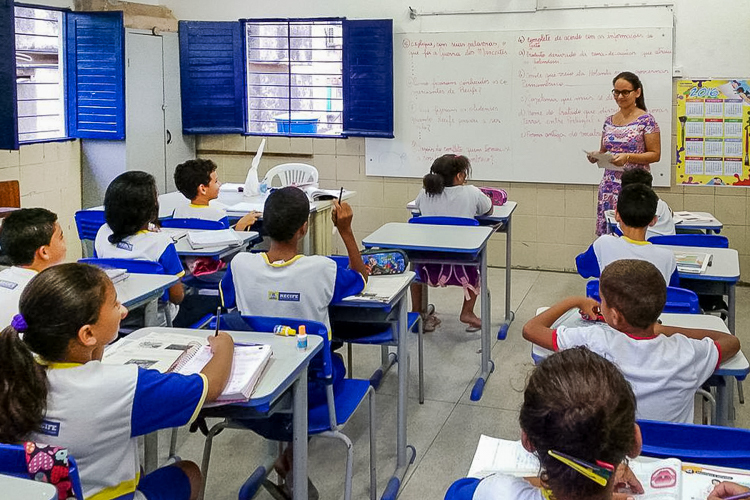  PT vota a favor do projeto do governo Lula que fortalece o ensino em tempo integral