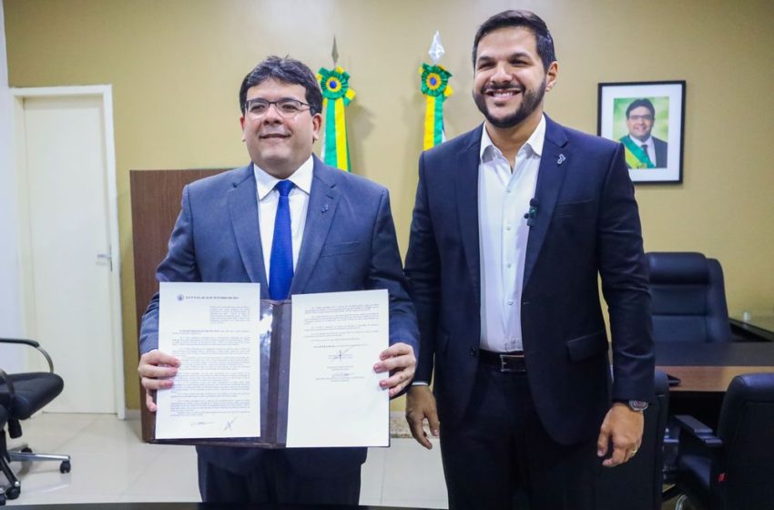  Governador sanciona lei que premia em dinheiro servidores e alunos das escolas públicas