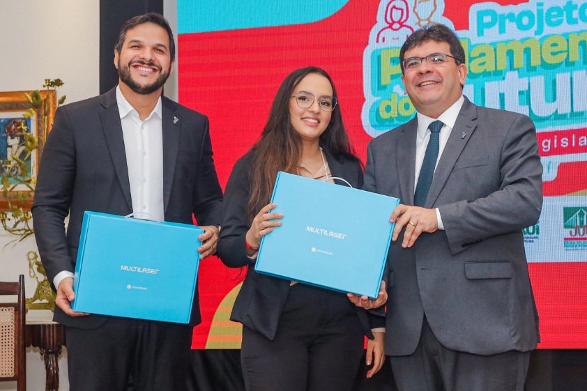  Rafael entrega 30 chromebooks aos estudantes eleitos para o Parlamento do Futuro