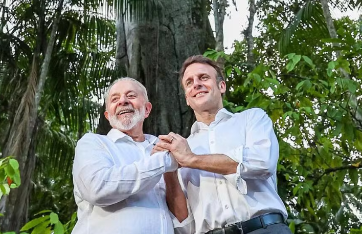  Com Lula, Macron condecora Raoni e anuncia investimento de R$ 5 bi para o meio ambiente